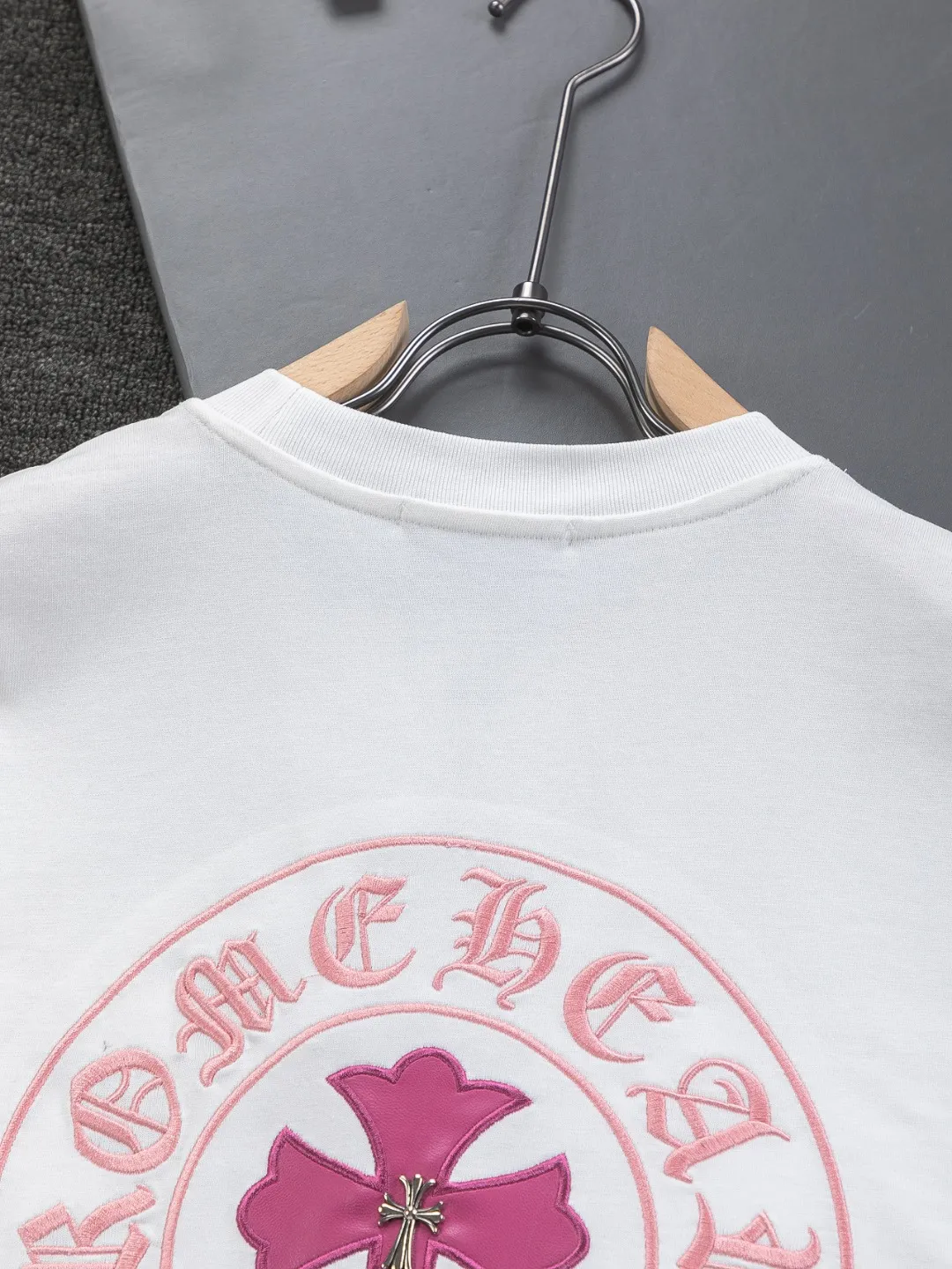 P170 Chrome Hearts CH Cross 26SS New product is hot at the same time💥 Early spring classic style Colorful double cross on the chest 🪡 Embroidery Large logo cross on the back Horseshoe and leather willow ding Sanskrit ✝️🪡 Embroidery Round neck short-sleeved T-shirt, a popular style, a style that both men and women like, the same style for men and women, 100% chance of turning heads when you wear it when you go out! It’s all about being handsome. The designer’s classic sense is precisely grasped. The whole piece of clothing is heavy. Industrial washing process. Ready-made garments are dyed + sprayed for a horse effect. The double-wash process is very recognizable. It uses heavy washing to make it distressed. The edges of the patch are slightly rolled and naturally distressed. It has a three-dimensional sense of layering and a little damage. It is very visually lethal. It adheres to Kroxin's consistent rough style. The chest and back are large, and the horseshoe flower printed patch pattern is embroidered and decorated. It is also decorated with silver metal engraved distressed buttons. The classic elements full of brand recognition instantly enhance the overall sense of grade and specification. Its texture is quite high-end! The overall feeling is high-end, simple and elegant, with silver hardware accessories, a full set of customized accessories, and the pattern of the entire dress is all decorated with patchwork three-dimensional embroidery technology, which is the finishing touch of the entire dress. The design on the back is even more eye-catching! ! This full back is so cool, it’s full of design, and the overall upper body style highlights fashion and individuality. Wearing it together as a couple is even more popular on the street. I recommend the early autumn sweatshirt! ! The fabric is a unique 320g 100% cotton, which is skin-friendly, breathable, warm to the touch, has a strong texture, and has smooth lines. It can be called a back killer, which has very strict requirements on craftsmanship and cost. The smooth neckline, flat cuffs and hems, the stitches are large and tight, tight and orderly, and the details are perfect. The consistent OS version can be worn alone or layered. It is very casual, but very iconic! It is simply the flagship of high-end trendy brands and must be included in your wardrobe. It has the American fashion spirit of freedom and individuality, and is highly recognizable and stylized! Color: Black White Size: S-XL Size chart: S: Shoulder width 50-Bust 56-Length 70 M: Shoulder width 52-Bust 57-Length 72 L: Shoulder width 54-Bust 59-Length 74 XL: Shoulder width 56-Bust 62-Length 76
